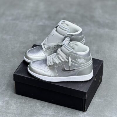 کفش نایک ایر جردن وان ساقدار نقره‌ای براق Nike Air Jordan 1 High Metallic Silver