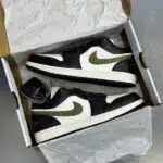 کفش نایک ایر جردن وان مشکی سفید لجنی Nike Air Jordan 1 Black White Olive