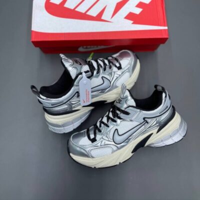 نایک زوم وومرو ۵ نقره‌ای کرم Nike Zoom Vomero 5 Silver Cream